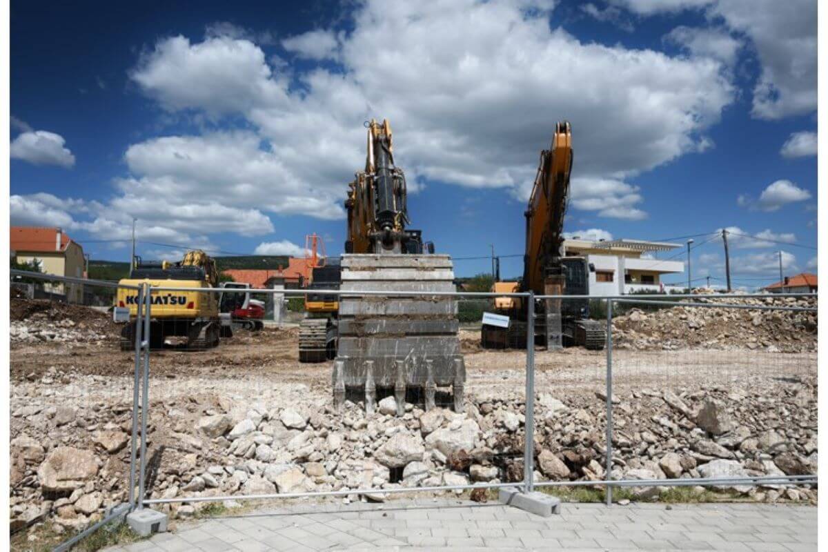 Radni strojevi na gradilištu Centra za starije u Drnišu