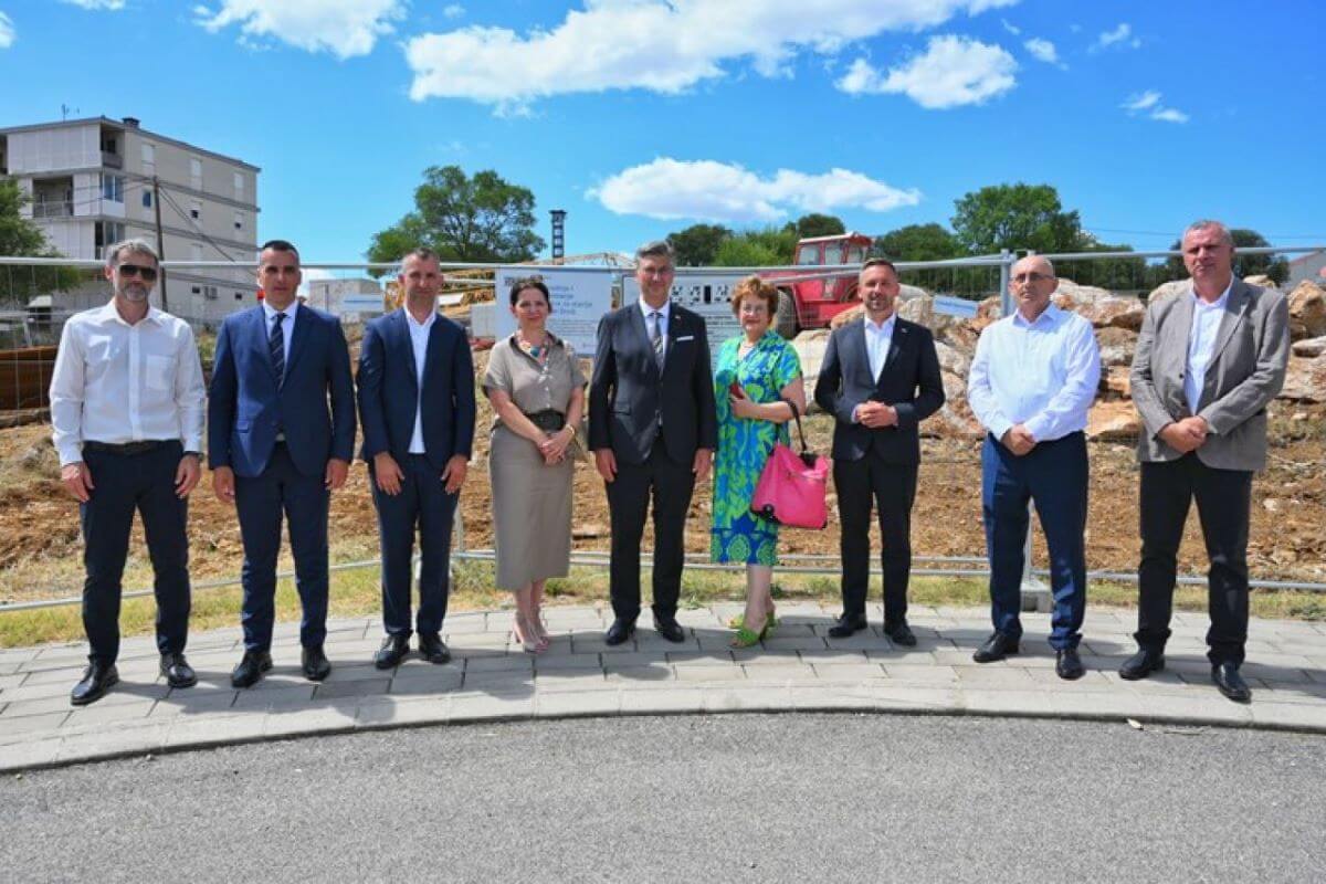 Premijer i političari ispred gradilišta Centra za starije u Drnišu