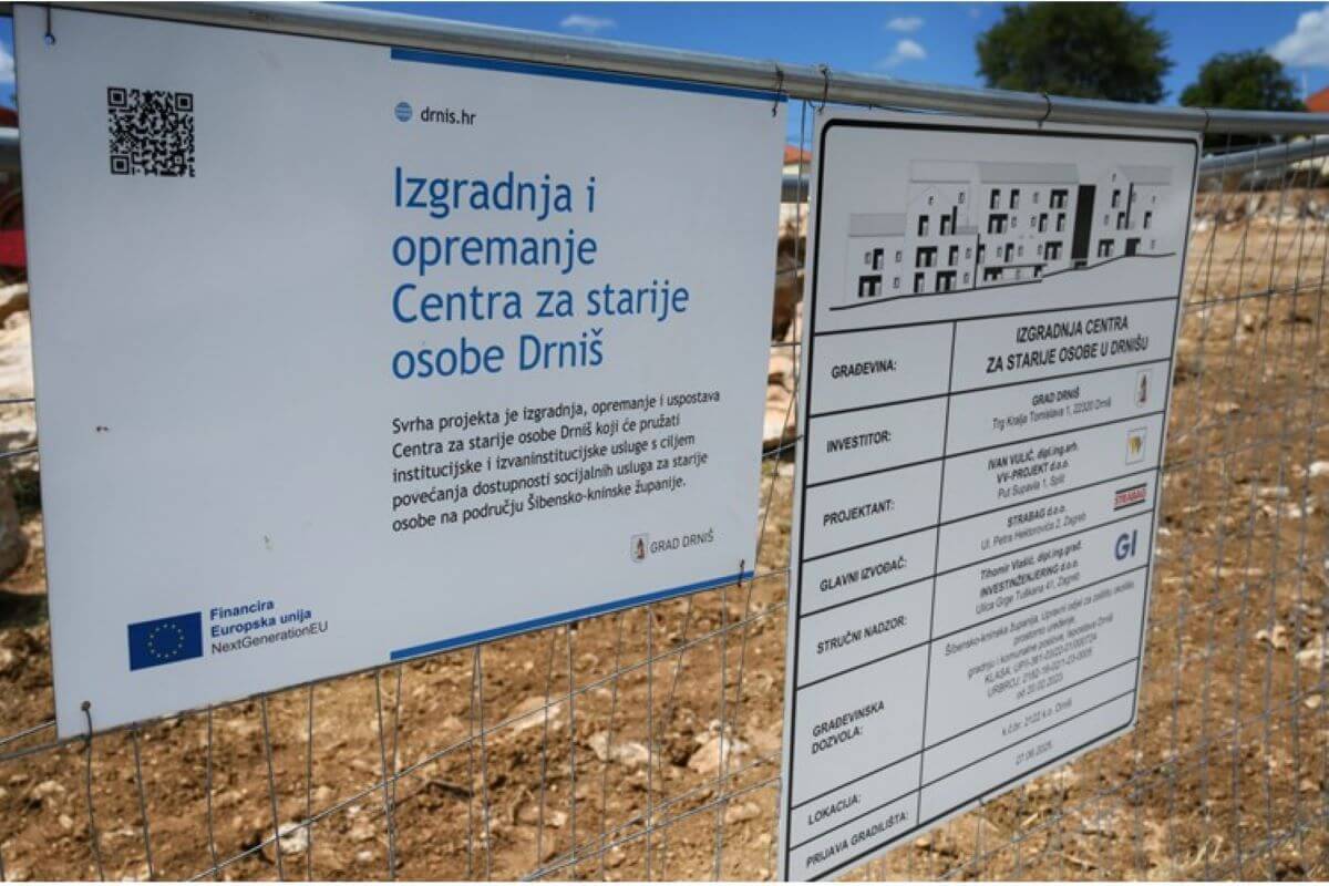 Tabla na gradilištu Centra za starije u Drnišu
