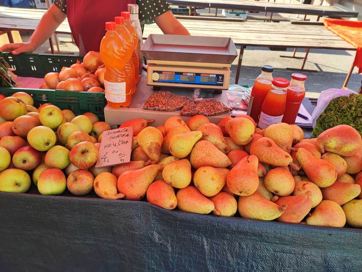 Kruške i jabuke na tržnici