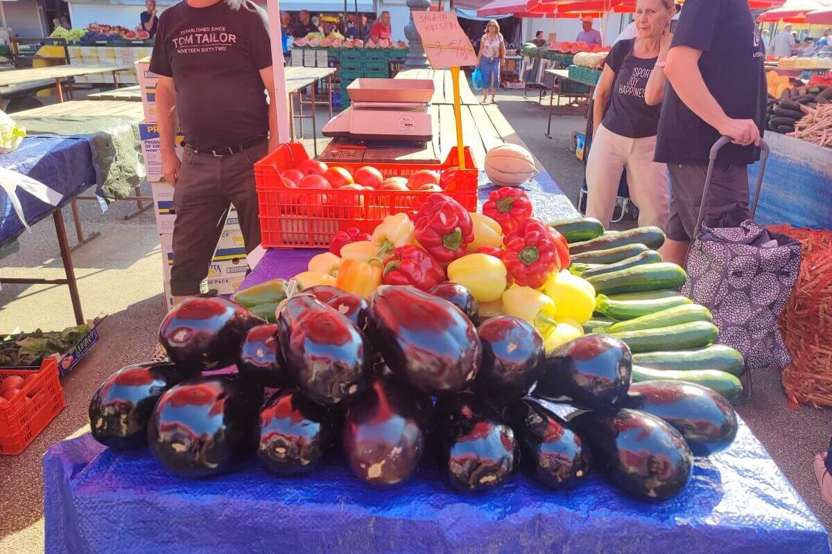Povrće na tržnici Kvatrić, patlidžan, paprika, krastavci
