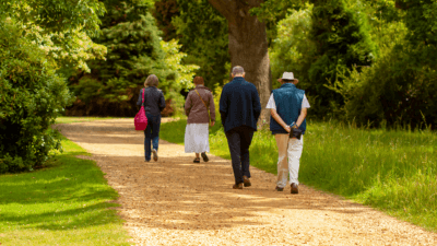 Četiri umirovljenika u šetnji parkom