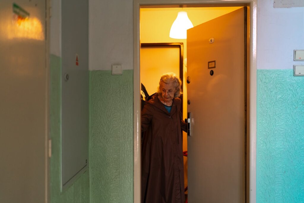 Umirovljenica izlazi iz stana | Pexels