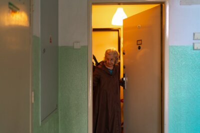 Umirovljenica izlazi iz stana | Pexels