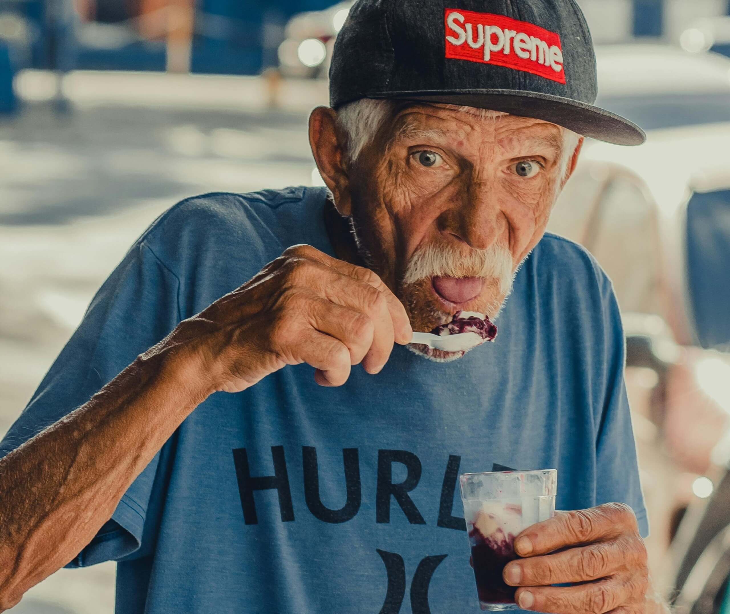 Umirovljenik s desertom | Pexels