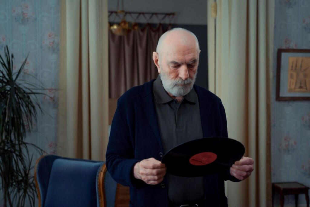 Umirovljenik s glazbenom pločom u rukama