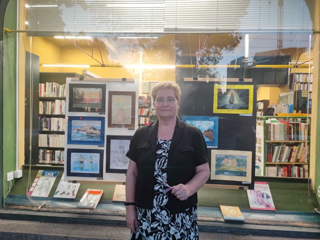 Umirovljenica Vesna Čleković ispred izloga knjižnice Medvešak