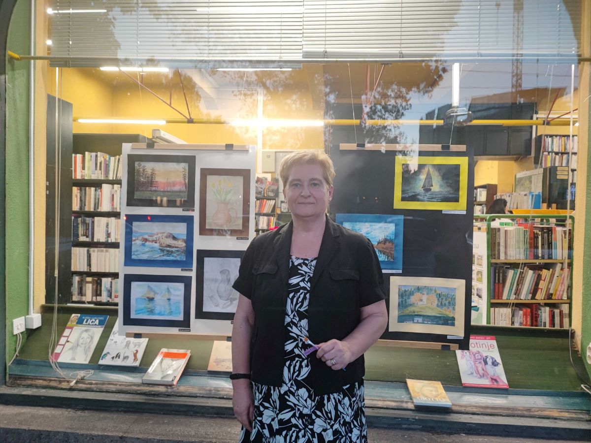 Umirovljenica Vesna Čleković ispred izloga knjižnice Medvešak