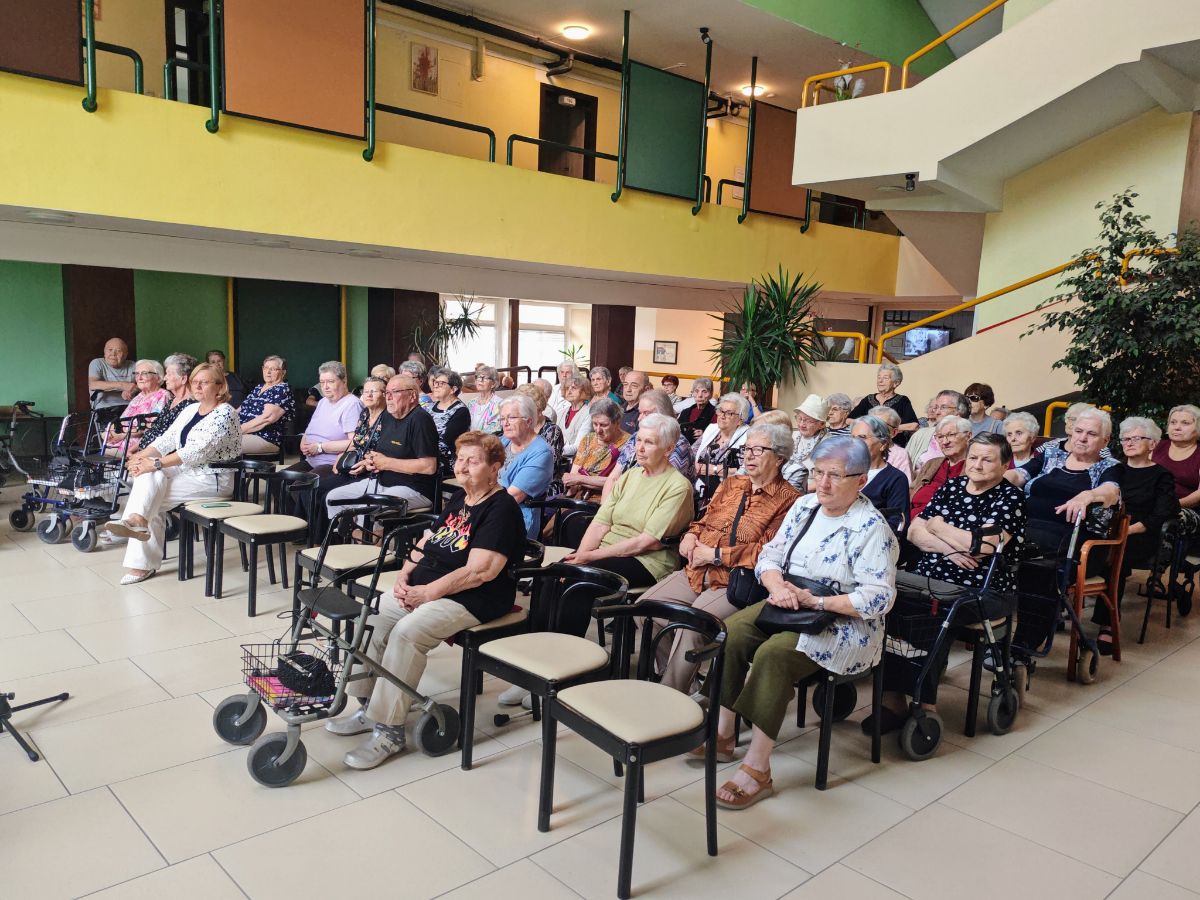 Umirovljenici sjede na stoliu Domu za starije Varaždin