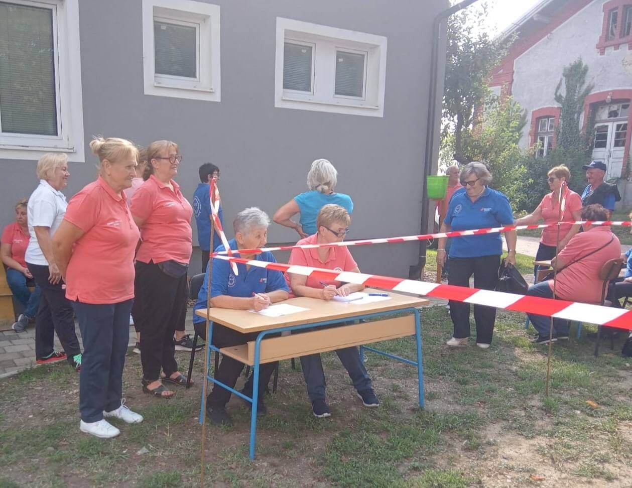 Umirovljenici gledaju sportsko natjecanje i bilježe rezultat