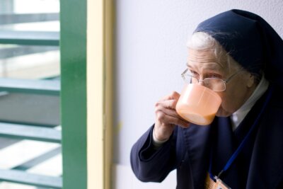 Redovnica pije iz narančaste šalice