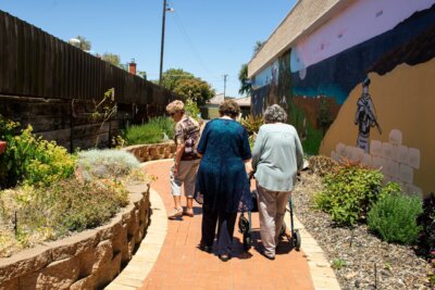Tri umirovljenice šeću stazom