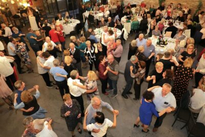 umirovljenici plešu