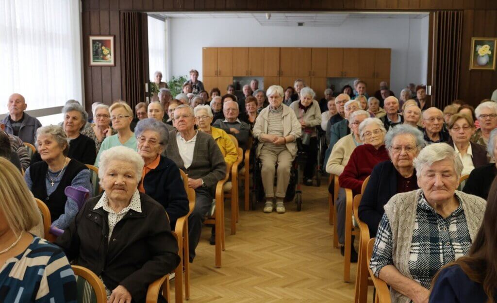 Umirovljenici u publici u Domu za starije osobe Koprivnica