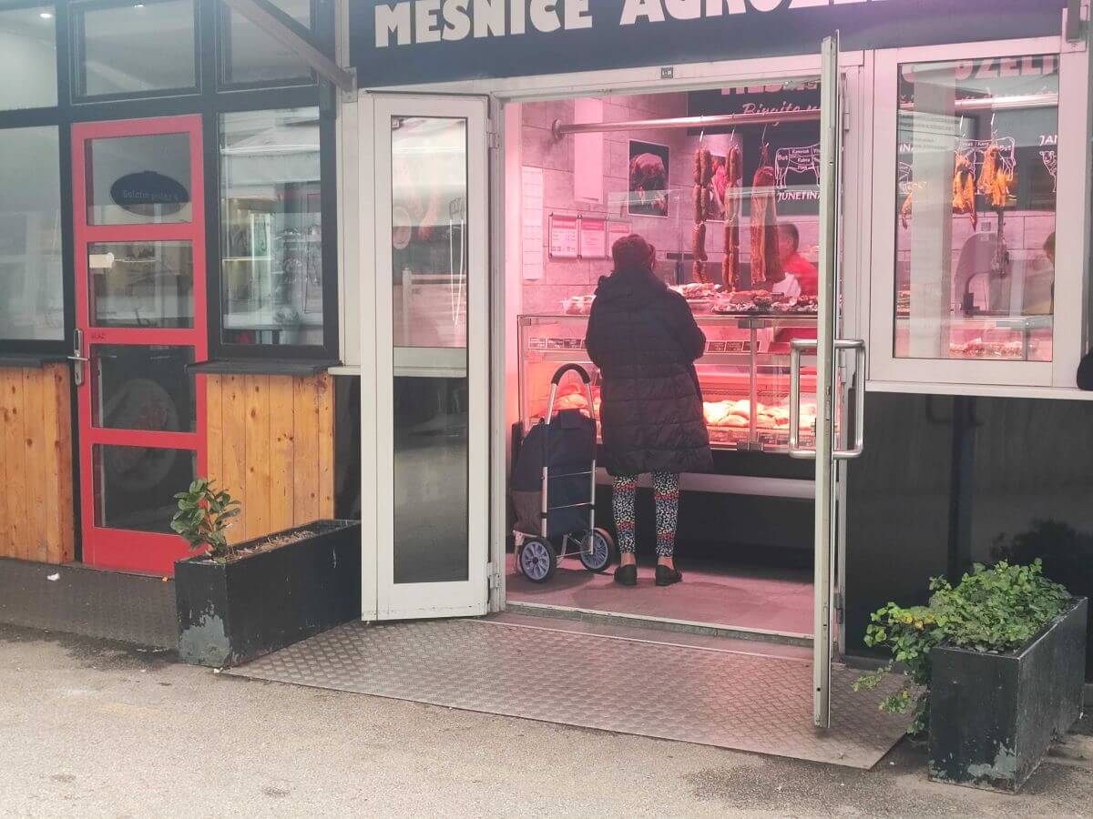Umirovljenica u mesnici kupuje meso
