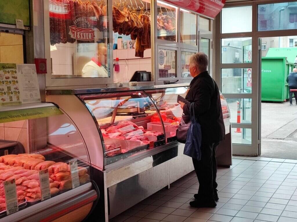 Umirovljenica u mesnici kupuje meso