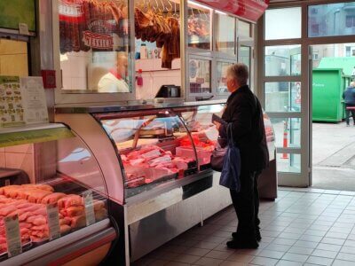 Umirovljenica u mesnici kupuje meso