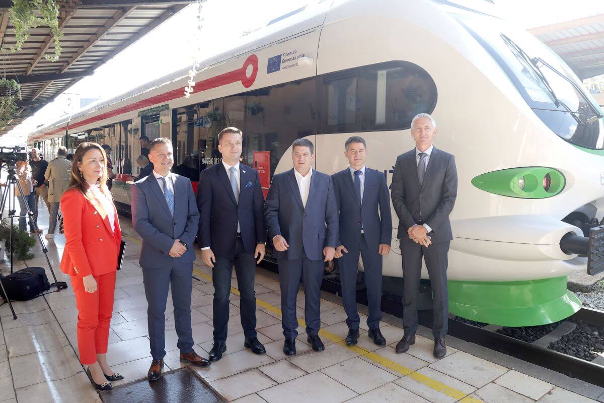 Oleg Butković, Željko Ukić, Gordan Kulak ispred prvog baterijskog vlaka u Hrvatskoj