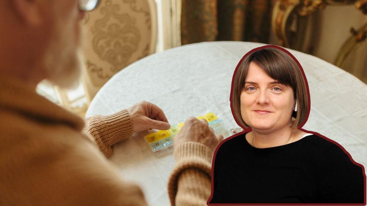 Umirovljenik u bež puloveru bira lijekove na stolu i Ana Soldo u crnoj majici