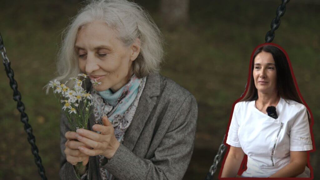 žena sa sijedom oso na ljuljčaki miriši buket ivančica