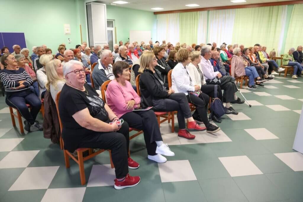 Umirovljenici sjede u publici na stolicama