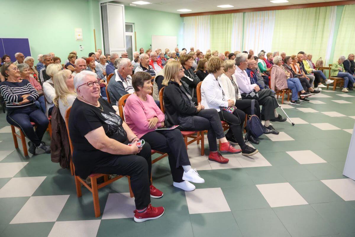 Umirovljenici sjede u publici na stolicama