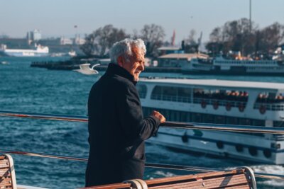 Umirovljenik na moru | Pexels