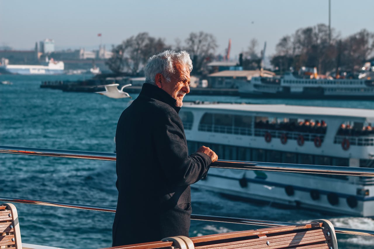 Umirovljenik na moru | Pexels