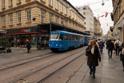 Plavi tramvaj u Ilici u Zagrebu, ljudi oko njega