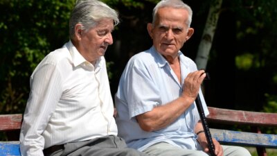 Dva umirovljenika u kratkim košuljama na klupici