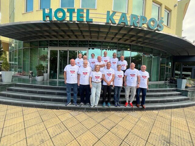 Hodometaši pred hotelom