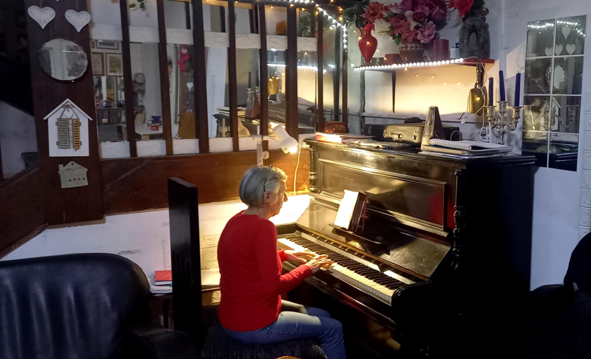 Umirovljenica Karmen svira klavir