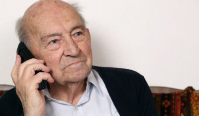 Umirovljenik razgovara na telefon