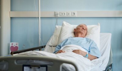 Umirovljenik u bolničkom krevetu