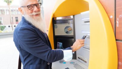 Umirovljenik podiže novac na bankomatu