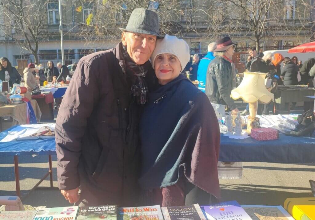 Umirovljenici Rajko i Nada pored svojeg štanda s knjigama na sajmu antikviteta na Britanskom trgu