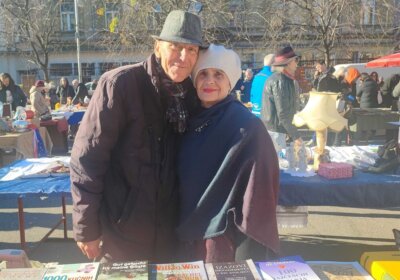 Umirovljenici Rajko i Nada pored svojeg štanda s knjigama na sajmu antikviteta na Britanskom trgu