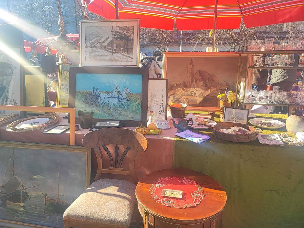 štand na sajmu antikviteta