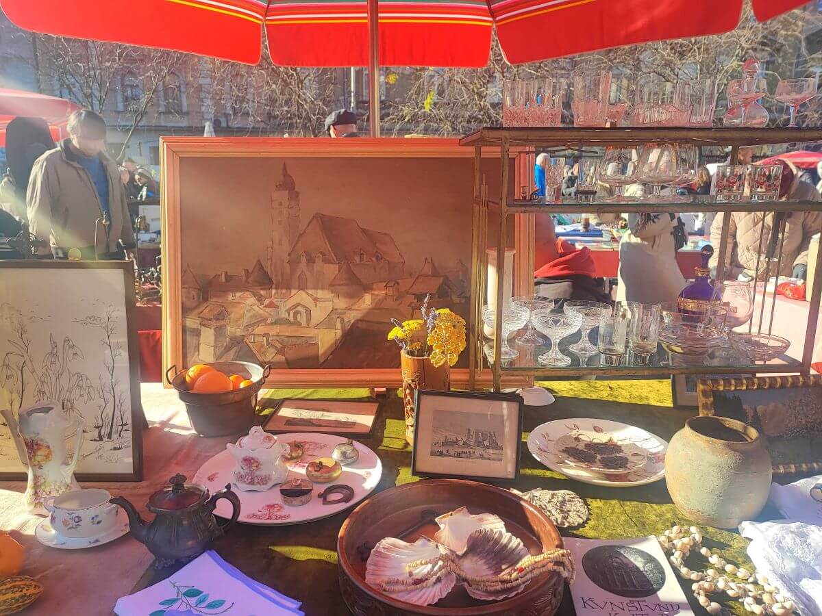 štand na sajmu antikviteta