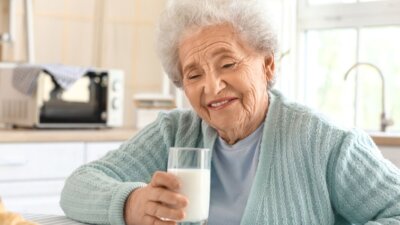 Umirovljenica pije mlijeko