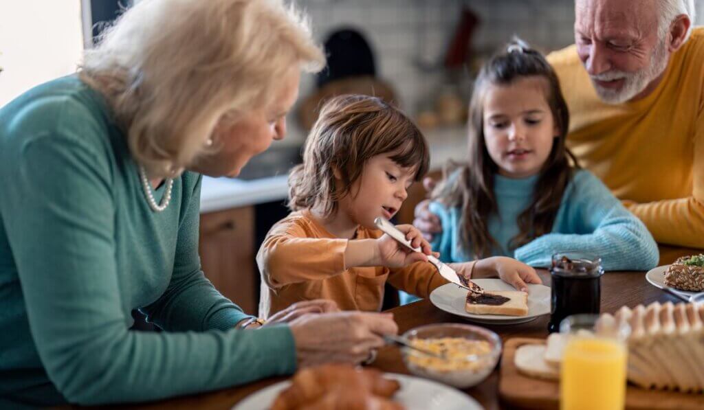 Baka i djed s unucima