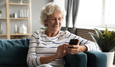 Umirovljenica gleda po mobitelu