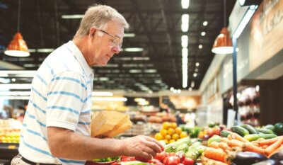 Stariji kupac u trgovini